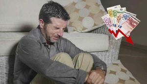 Uomo piange senza soldi (Depositphotos foto) - www.energycue.it