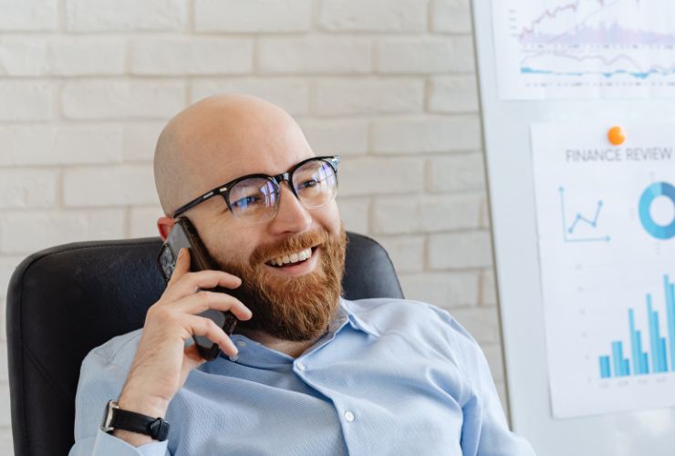 Uomo felice al lavoro